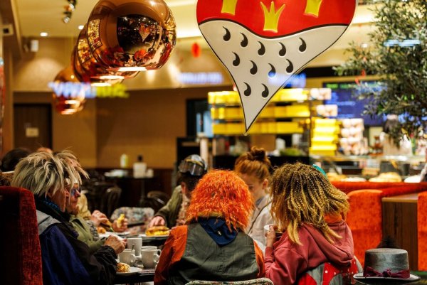 Nach Karneval beginnt für manche Menschen eine Fastenzeit bis Ostern. - © Christoph Reichwein/dpa