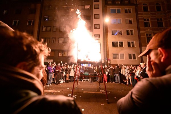 Mit der Verbrennung des Nubbels geht in Köln der Karneval offiziell zu Ende. - © Roberto Pfeil/dpa