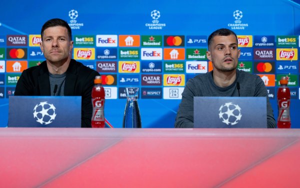 Trainer Xabi Alonso (l) und Granit Xhaka äußern sich bei der Pressekonferenz in der Allianz Arena zur Problematik möglicher Gelb-Sperren. - © Sven Hoppe/dpa