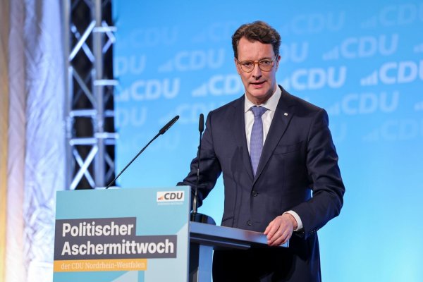 Europa müsse seine Freiheit mit allem verteidigen, was nötig sei, fordert NRW-Ministerpräsident Hendrik Wüst (CDU). - © Thomas Banneyer/dpa
