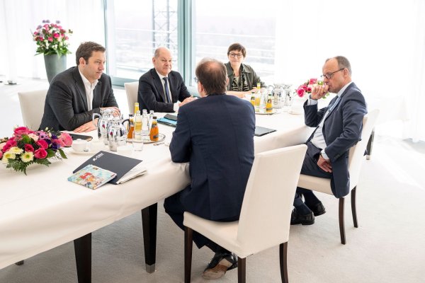 Verhandler von Union und SPD tauschten sich mit Kanzler Scholz aus. (Foto Handout) - © Guido Bergmann/Bundesregierung/dpa