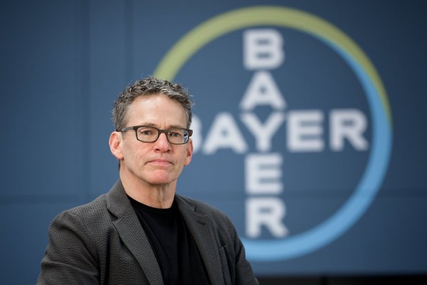 Der Chef des Pharma- und Agrarchemiekonzerns Bayer, Bill Anderson, rechnet im laufenden Jahr mit einem Gewinnrückgang. (Archivbild) - © Henning Kaiser/dpa