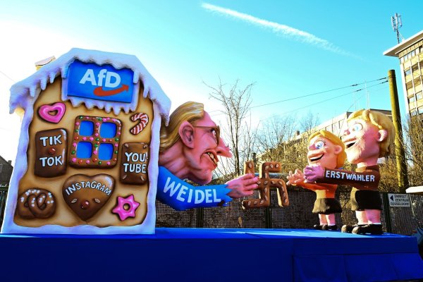 Alice Weidel als garstige Hexe. - © Federico Gambarini/dpa