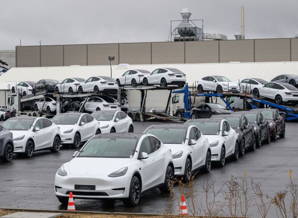 Das neue Model Y wird auch am europaweit einzigen Werk in Grünheide bei Berlin gebaut. (Archivbild) - © Patrick Pleul/dpa