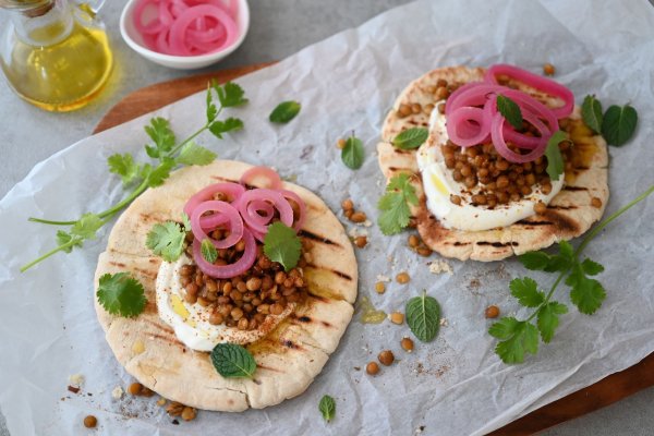 Knuspriges Pita präsentiert sich in diesem Rezept mit cremigem Joghurt und einer sauer-scharfen Kombi aus marinierten Linsen und Zwiebeln. - © Julia Uehren/loeffelgenuss.de/dpa-tmn