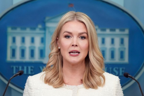 Trumps Sprecherin Leavitt informiert über die Zollpolitik ihres Chefs. (Archivbild) - © Jacquelyn Martin/AP/dpa