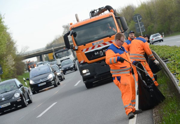 Durchschnittlich 80.000 Arbeitsstunden jährlich wenden die Mitarbeiter dafür auf, die Müllsünden der Reisenden zu beseitigen. - © Symbolfoto: dpa