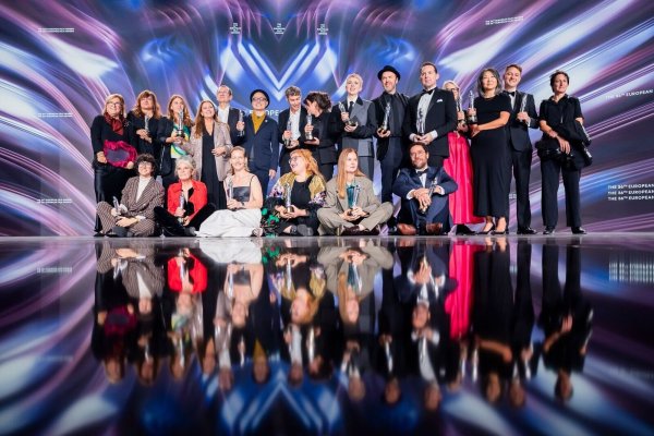 Die Preisträger des Europäischen Filmpreises versammeln sich am Ende der Verleihung für ein Gruppenbild auf der Bühne. - © Christoph Soeder/dpa