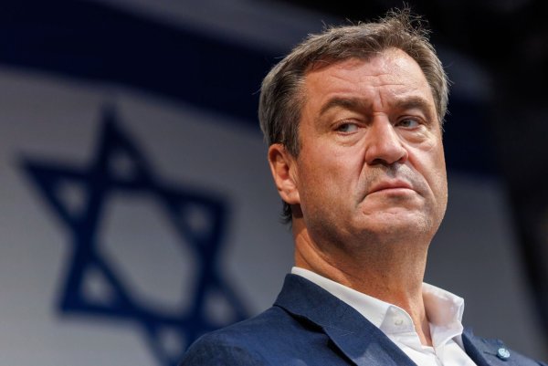 Markus Söder spricht auf einer Solidaritätskundgebung für Israel. - © Daniel Karmann/dpa