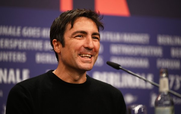 Der Regisseur Ilker Çatak spricht bei der Pressekonferenz zum Film «Das Lehrerzimmer» auf der Berlinale. - © Monika Skolimowska/dpa