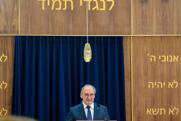 Sachsen-Anhalts Ministerpräsident Reiner Haseloff spricht bei der feierlichen Eröffnung der Neuen Synagoge in Magdeburg zu den Gästen. - © Klaus-Dietmar Gabbert/dpa