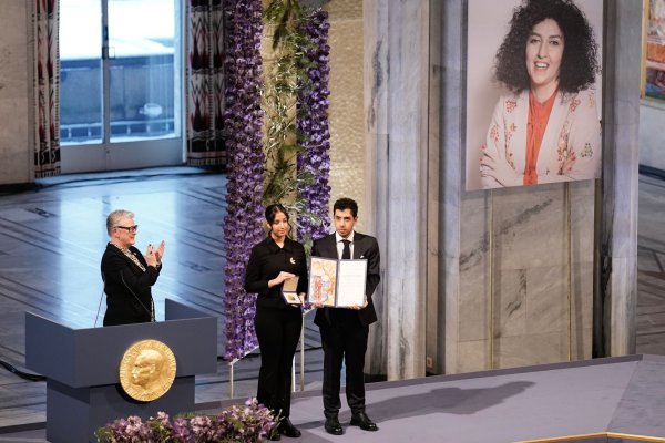 Kiana (l) und Ali Rahmani halten die Medaille und die Urkunde während der Verleihung des Friedensnobelpreises 2023 im Rathaus von Oslo. Die Zwillinge nehmen den Friedensnobelpreis stellvertretend für ihre inhaftierte Mutter entgegen. - © Fredrik Varfjell/NTB/dpa