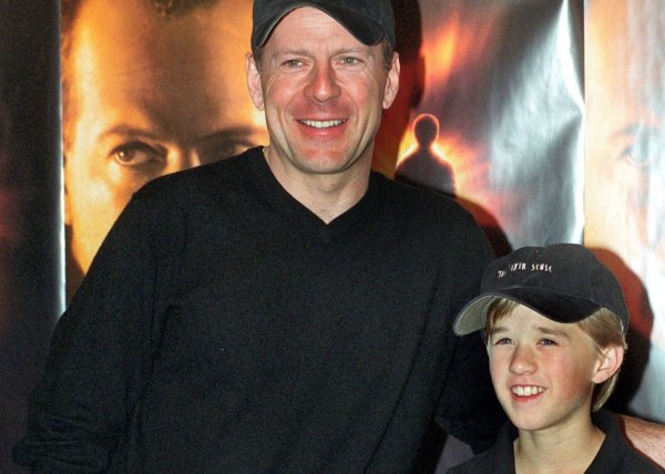 Bruce Willis und der damals 11-jährige Haley Joel Osment im Jahr 1999. - © Peer Grimm/dpa