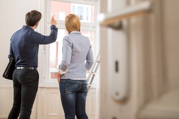Ein Mann und eine Frau besichtigen eine Wohnung - © Foto: Christin Klose/dpa-tmn