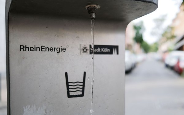 Wasser läuft aus einem Trinkwasserbrunnen. Mit Blick auf immer heißerer Sommer bauen viele Städte in NRW ihr Angebot an öffentlichen Trinkwasserbrunnen aus. - © Oliver Berg/dpa/Archivbild