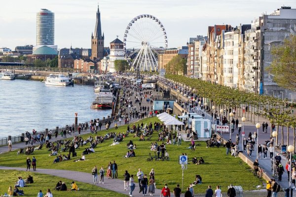 Lädt zu einem Spaziergang ein: die Düsseldorfer Rheinpromenade. - © Marcel Kusch/dpa