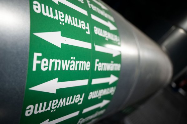 Leitungen sind in der Fernwärmeverteilerstation eines Heizkraftwerks zu sehen. - © Marijan Murat/dpa