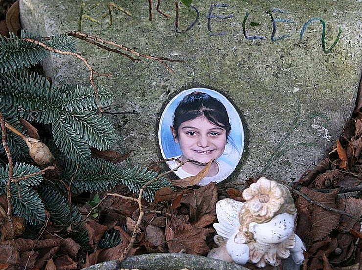 Die Gedenkstätte für die kleine Kardelen auf einem Friedhof in Paderborn. - © FOTO: HOLGER KOSBAB