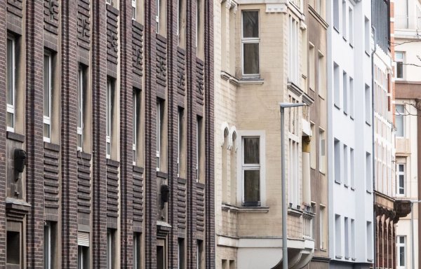 In Großstädten ziehen die Kaufpreise für Wohnungen wieder an. (Symbolbild) - © Marco Rauch/dpa