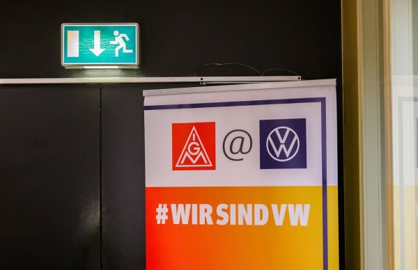Im VW-Tarifstreit wird seit mehr als 60 Stunden um einen Kompromiss gerungen. (Archivbild) - © Julian Stratenschulte/dpa