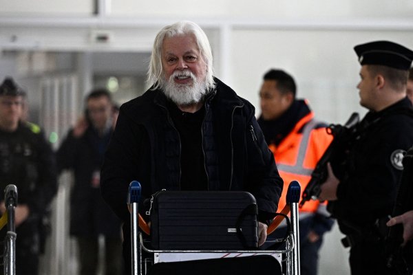 Walfanggegner Watson wieder in Frankreich. - © Julien De Rosa/AFP/dpa