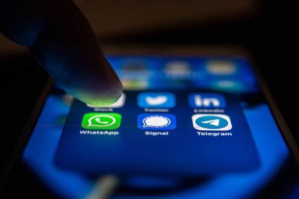 ChatGPT lässt sich nun auch im Messenger Whatsapp nutzen. - © Zacharie Scheurer/dpa-tmn