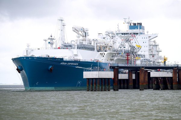 Die Bundesregierung hatte den Aufbau von LNG-Terminals nach dem russischen Angriff auf die Ukraine forciert. (Archivbild) - © Sina Schuldt/dpa