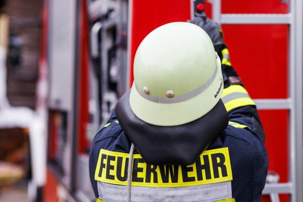 Bei einem Feuer in einem Wohnhaus in Hürth bei Köln sind mehrere Personen verletzt worden (Symbolfoto). - © Philipp von Ditfurth/dpa