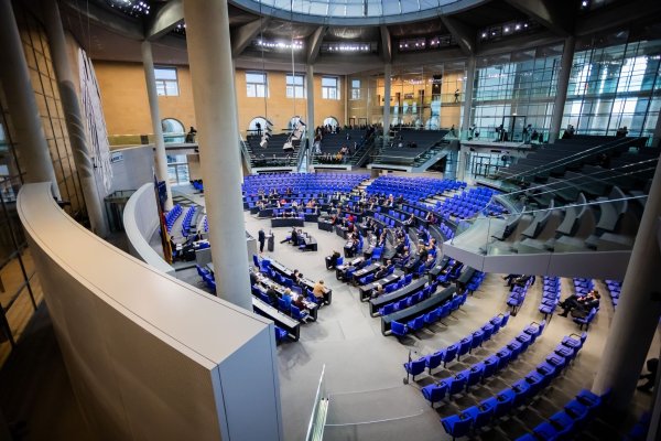 Nach dem Bundestag muss noch der Bundesrat der Finanzierung des Tickets für 2025 zustimmen. - © Christoph Soeder/dpa