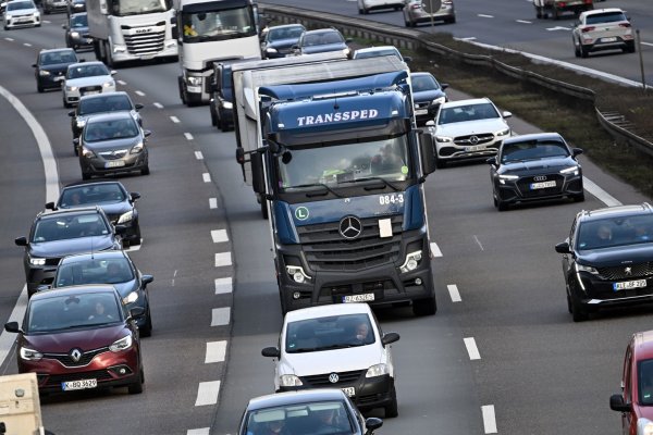 Trotz Ferienstarts blieben lange Staus auf den Autobahnen in NRW am Nachmittag aus. - © Federico Gambarini/dpa