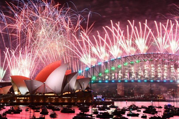 Das Mega-Feuerwerk vor der ikonischen Kulisse der Harbour Bridge und des Opernhauses ist weltberühmt. - © Dan Himbrechts/AAP/dpa