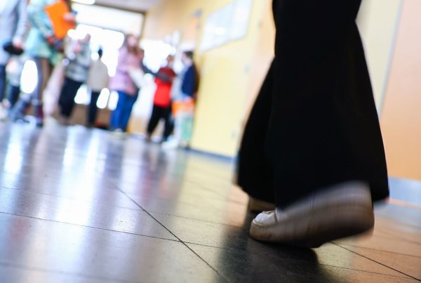 Das neue Programm «Mindout» soll Schülern in Nordrhein-Westfalen soziale und emotionale Kompetenzen vermitteln, damit sie mit Krisen besser umgehen können. - © Christian Charisius/dpa