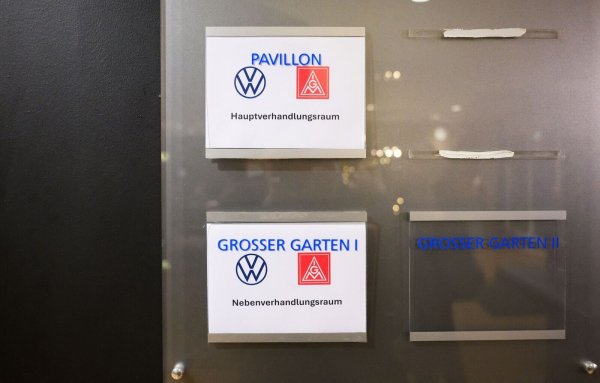 Laut IG Metall ist es die längste Tarifrunde aller Zeiten bei Volkswagen. (Archivbild) - © Julian Stratenschulte/dpa