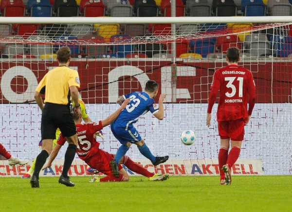 Magdeburgs Atik schießt das vorrübergehende 2:2 - © Roland Weihrauch/dpa