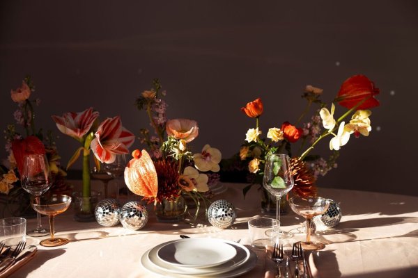 Schön arrangiert: Auch Blumen können als weihnachtliche Dekoration auf der Festtafel glänzen. - © tollwasblumenmachen.de/dpa-tmn