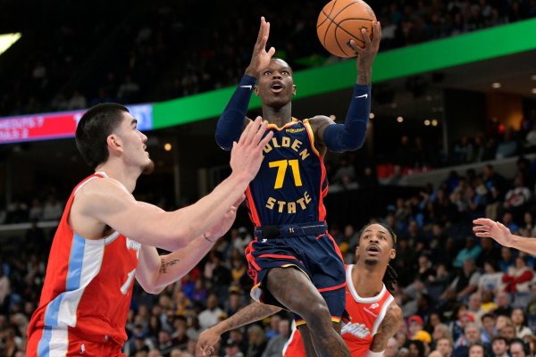 Dennis Schröder musste in seinem ersten Spiel für die Warriors eine deftige Pleite hinnehmen. - © Brandon Dill/AP/dpa