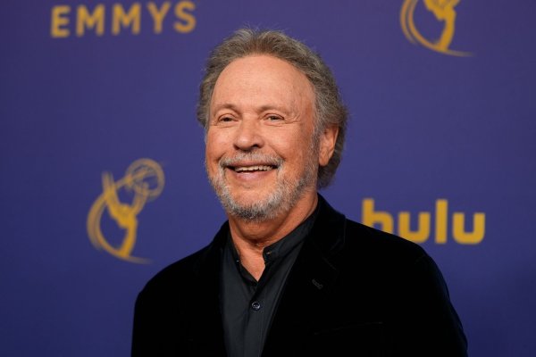 Bekannt als Komiker, ist er nun in einer düsteren Thriller-Serie zu sehen: Billy Crystal. (Archivfoto) - © Jae C. Hong/Invision/AP/dpa