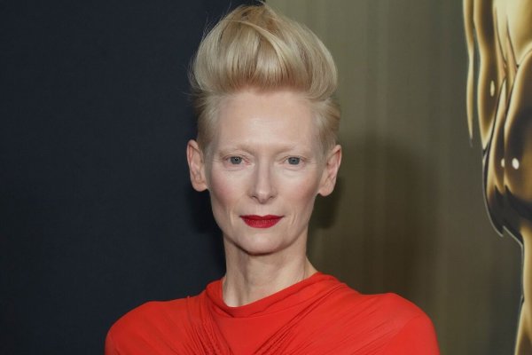 Tilda Swinton wird mit dem Ehrenpreis der Berlinale ausgezeichnet. (Archivbild) - © Jordan Strauss/Invision via AP/dpa