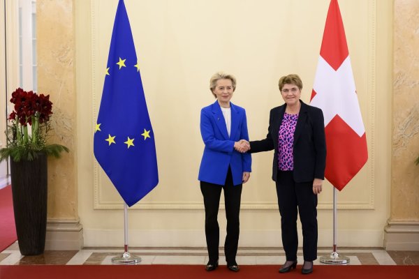 «Heute ist ein Tag großer Freude», sagte EU-Kommissionspräsidentin Ursula von der Leyen (l). - © Alessandro Della Valle/KEYSTONE/dpa
