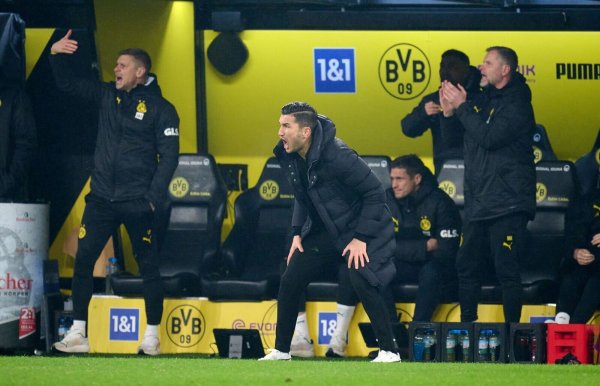 Trainer Nuri Sahin ist unzufrieden und macht seinem Team vor dem Spiel in Wolfsburg klare Ansagen. - © Bernd Thissen/dpa