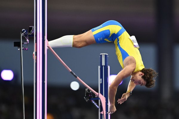 Armand Duplantis will beim Istaf Indoor in Berlin seinen Rekord verbessern. - © Sven Hoppe/dpa