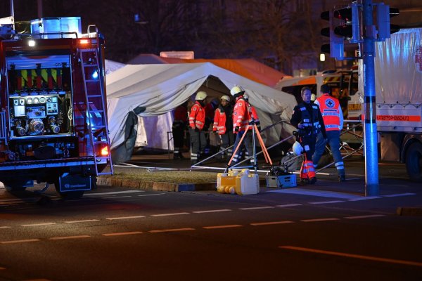Einsatzkräfte von Rettungsdiensten sind im Einsatz bei einem Zelt für Verletze beim Weihnachtsmarkt in Magdeburg. - © Heiko Rebsch/dpa