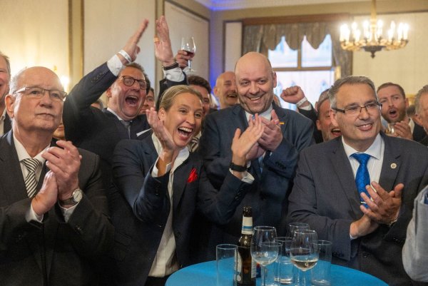 AfD-Chefin Alice Weidel jubelt mit Parteikollegen über Erfolge bei der Landtagswahl in Hessen. - © Helmut Fricke/dpa