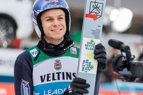 Andreas Wellinger sprang bei der Qualifikation 139 Meter weit. - © Daniel Karmann/dpa