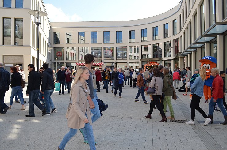 Der Platz vor dem neuen Kaufhaus soll schöner werden. - © Archivfoto: Janet König