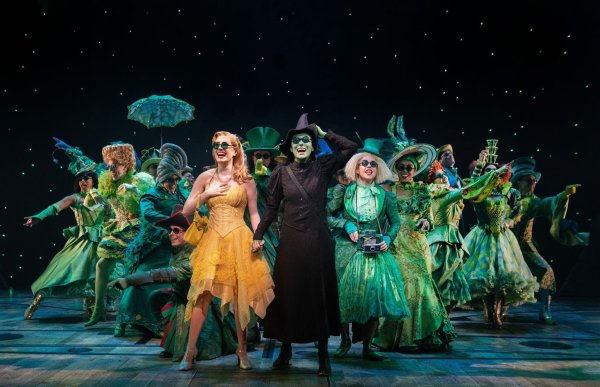 McKenzie Kurtz, Alyssa Fox, und das Ensemble von «Wicked» am New Yorker Broadway. - © Joan Marcus/Polk/dpa