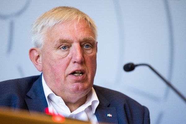 Nordrhein-Westfalens Arbeitsminister Karl-Josef Laumann spricht bei einer Pressekonferenz. - © Rolf Vennenbernd/dpa