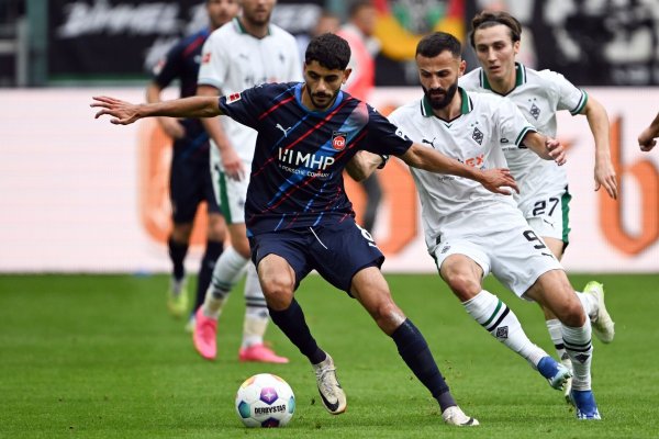 Gladbachs Franck Honorat (r) und Heidenheims Eren Dinkci kämpfen um den Ball. - © Federico Gambarini/dpa