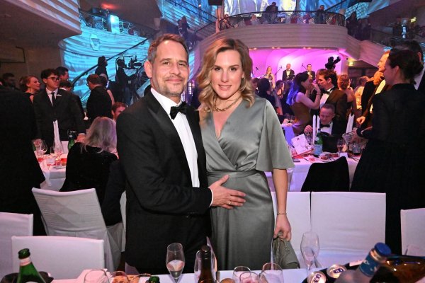 Frisch gebackene Eltern: Moritz Bleibtreu und seine Frau Saskia - © Felix Hörhager/dpa