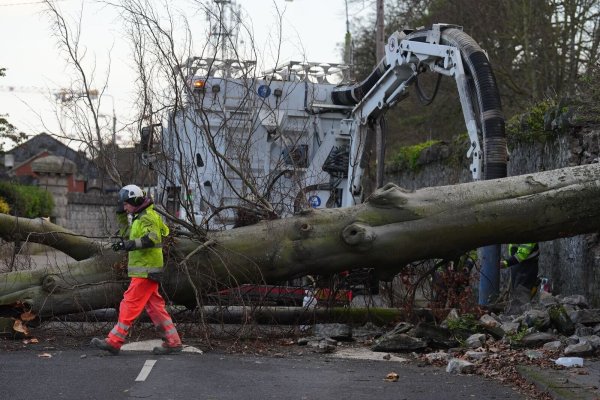 Die Wetterlage in Irland und Großbritannien bleibt angespannt. - © Brian Lawless/PA Wire/dpa